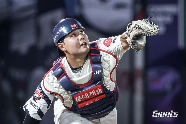 롯데 신인 포수 박재엽이 18일 사직구장에서 열린 한화와 홈경기 도중 머리 위로 높이 떠오른 타구를 쫓아가고 있다. 사진제공｜롯데 자이언츠