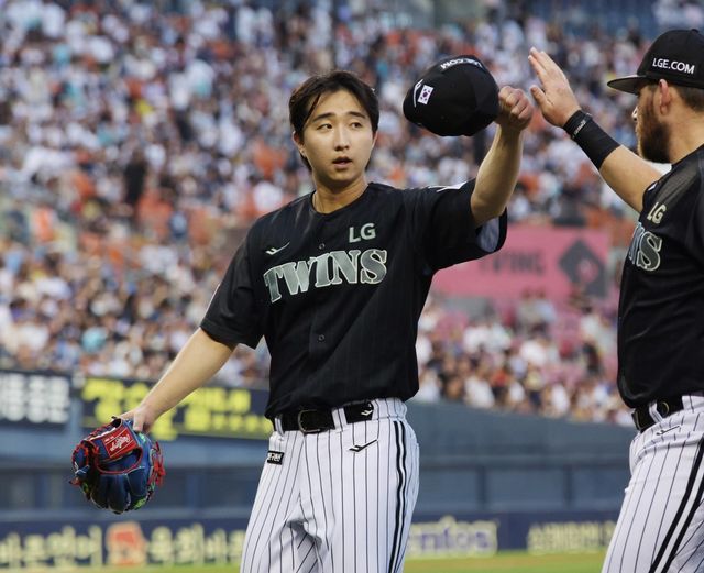 LG 최채흥(왼쪽)이 19일 잠실구장에서 열린 NC전에서 4회초 2사&nbsp;2·3루 위기를 막은 뒤 덕아웃으로 향하며 팀 동료 오스틴 딘과 하이파이브를 나누고 있다. 팀의 0-3 패배로 최채흥은 시즌 첫 패를 떠안았지만, 5.1이닝 1실점의 호투를 선보여 대체 선발로의 가능성을 높였다. 잠실｜뉴시스