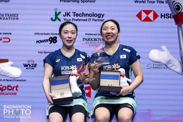 김혜정(왼쪽)-공희용이 1일(한국시간)&nbsp;칼랑의 싱가포르체육관에서 벌어진 2025싱가포르오픈 마지막 날 여자복식 금메달을 목에 걸고 기뻐하고 있다. 한국배드민턴의 이 대회 34년만의 여자복식 금메달이다. 공교롭게도 종전 금메달리스트 정소영 성심여고 감독-정명희 화순군청 감독 중 정소영 감독은 김혜정의 어머니다. 사진제공│대한배드민턴협회