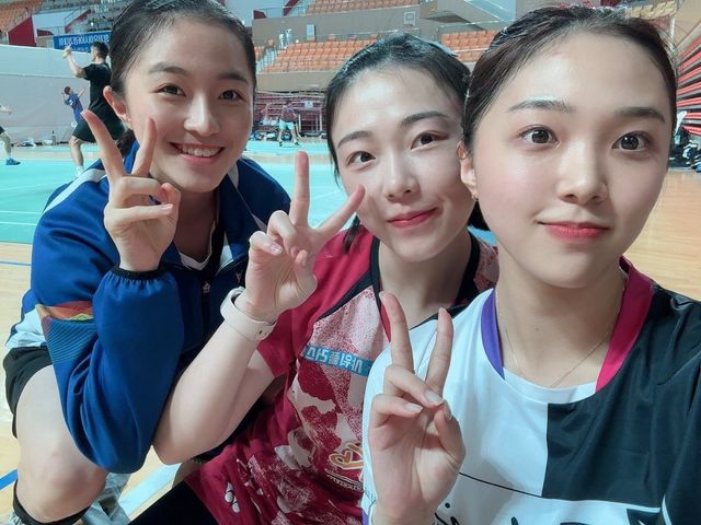 1992바르셀로나올림픽 여자복식 금메달리스트 정소영 성심여고 감독의 세 딸은 모두 대를 이어 라켓을 잡았다. 장녀 김혜정(가운데), 차녀 김소정(오른쪽), 막내 김유정(왼쪽) 모두 실업무대 입성에 성공했다. 김혜정과 김유정은 국가대표로도 활약하고 있다. 사진제공｜정소영 성심여고 감독
