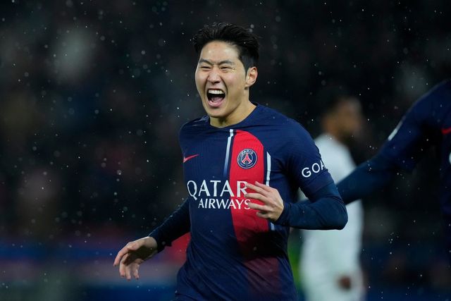 PSG 이강인이 이번 여름 나폴리로 이적할 것이라는 외신 보도가 잇따르고 있다. 이적료는 4000만 유로 선에서 형성될 것으로 보이나, 선수 본인의 의지를 고려하면 낮아질 것이라는 분석도 있다. 신화뉴시스