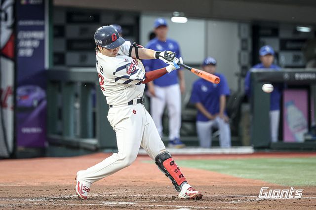 롯데 정보근은 20일 사직 삼성전에서 8번타자 포수로 선발출전해 결승타를 포함한 멀티히트로 팀 3연승에 힘을 보탰다. 사진제공｜롯데 자이언츠