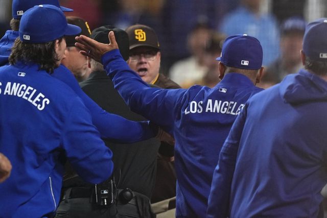 다저스와 샌디에이고는 20일(한국시간) 맞대결을 치렀다. 이날 9회초 샌디에이고 외야수 타티스 주니어가 사구를 맞았고, 멜빈 샌디에이고 감독이 격분하며 벤치클리어링이 발생했다. LA｜AP뉴시스