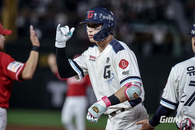 롯데 윤동희는 19일 병원검진에서 허벅지의 근육 손상을 80%를 회복했다는 소견을 들었다. 부상자가 많은 팀은 주축 윤동희의 복귀를 기다리고 있다. 사진제공｜롯데 자이언츠