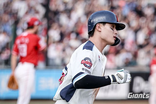 롯데 윤동희는 19일 병원검진에서 허벅지의 근육 손상을 80%를 회복했다는 소견을 들었다. 부상자가 많은 팀은 주축 윤동희의 복귀를 기다리고 있다. 사진제공｜롯데 자이언츠