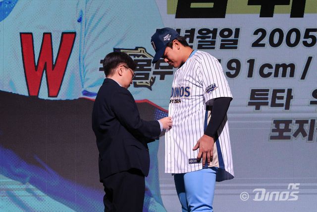 NC 김휘건(오른쪽)은 19일 오른쪽 팔꿈치 뼛조각 제거 및 관절성형술을 진행했다. 다음 시즌 복귀를 목표로 21일 재활군에 합류한다. 사진제공｜NC 다이노스