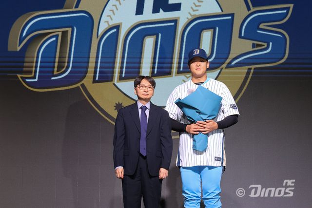 NC 김휘건(오른쪽)은 19일 오른쪽 팔꿈치 뼛조각 제거 및 관절성형술을 진행했다. 다음 시즌 복귀를 목표로 21일 재활군에 합류한다. 사진제공｜NC 다이노스