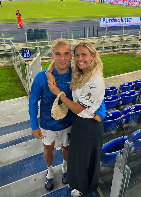 토마스 프랑크 토트넘 신임감독이 구스타프 이삭센(왼쪽)의 영입에 나설 것으로 보인다. 이삭센에 토트넘행은 토트넘 위민 미드필더인 연인 올리비아 홀트(오른쪽)와 함께 뛸 수 있는 기회다. 외신에서도 이 같은 이유로 이삭센의 토트넘행을 낙관하는 기류가 포착됐다. 사진출처│구스타프 이삭센 인스타그램