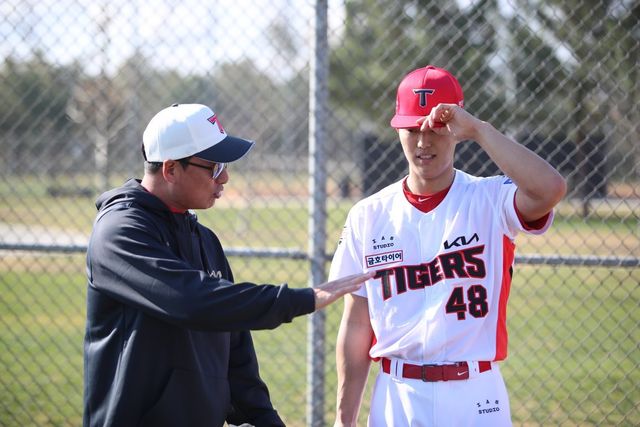 KIA 이의리(오른쪽)는 22일 함평 두산과 퓨처스(2군)리그에서 선발등판해 2이닝 1실점(무자책점)을 기록해 실전 감각을 끌어올렸다. 사진제공｜KIA 타이거즈