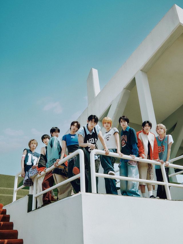 보이그룹 아홉(AHOF)이 데뷔앨범 ‘WHO WE ARE’의 세 번째 콘셉트 포토를 통해 자유롭고 개방적인 소년의 모습을 선보였다. 사진제공 | F&F 엔터테인먼트