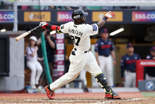 SSG 에레디아는 22일 인천 KIA와 홈경기에서 7회말 퇴장당했다. 사진제공｜SSG 랜더스