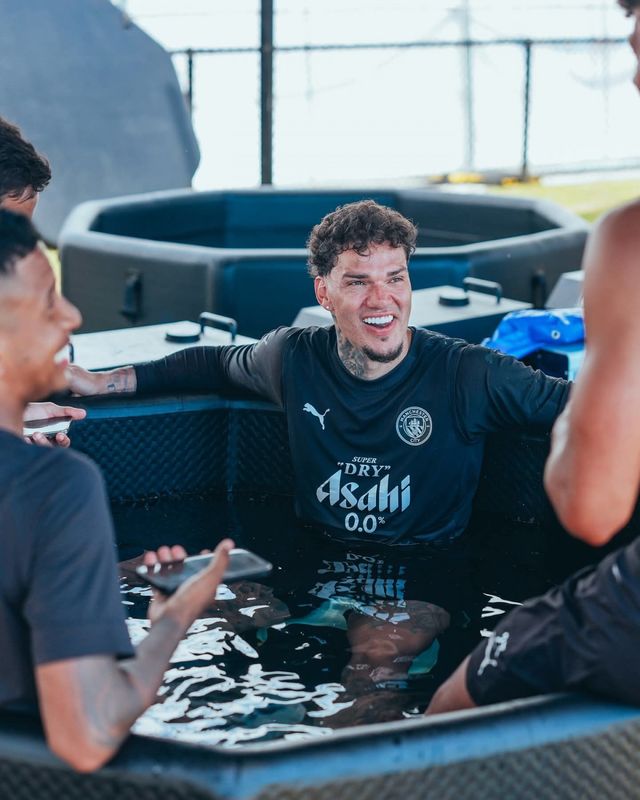 맨체스터 시티 선수들이 클럽월드컵 베이스캠프에서 얼음물로 지친 근육을 풀고 있다. 사진출처｜맨체스터 시티 페이스북