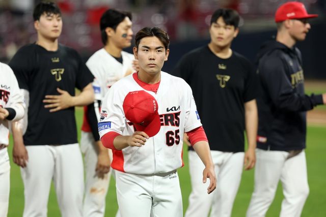 KIA 성영탁(가운데)은 21일까지 1군 13경기 17.2이닝 무실점 투구를 이어가며 불펜진에 활력을 불어넣고 있다. 사진제공｜KIA 타이거즈