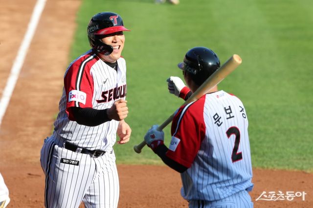 LG 김현수(왼쪽)가 22일 잠실구장에서 열린 두산과 홈경기 2회말 상대 배터리의 폭투가 나온 틈을 타 득점을 올린 뒤 문보경과 주먹을 부딪치고 있다. 김현수는 이 경기에서만 3출루를 기록하며 팀의 연패 탈출을 이끌었다. 사진제공｜LG 트윈스