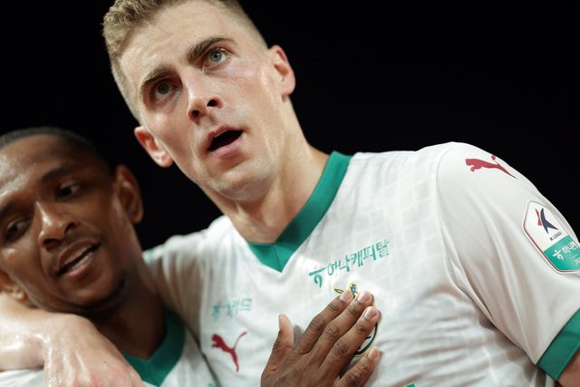 대전하나 공격수 구텍이 22일 K리그1 광주 원정에서 멀티골을 터트린 뒤 에르난데스와 기쁨을 나누고 있다. 사진제공｜한국프로축구연맹