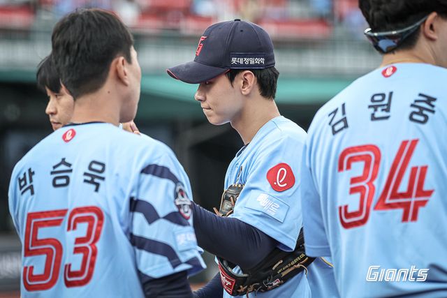 롯데 홍민기가 22일 사직구장에서 열린 삼성과 홈경기에 구원등판해 3이닝 무4사구 6탈삼진 무실점으로 역투한 뒤 동료들의 환영을 받고 있다. 사진제공｜롯데 자이언츠