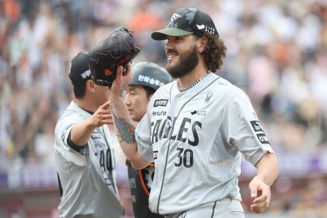 한화 코디 폰세가 22일 대전 한화생명볼파크에서 열린 키움전 6회초 2사 1·2루 상황에서 투구를 마친 뒤 마운드를 내려가는 모습. 사진제공｜한화 이글스