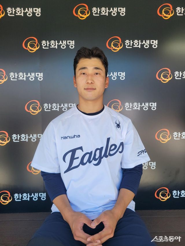 한화 박정현은 지난 17일 상무에서 전역한 뒤 곧바로 1군에 합류해 팀원들과 훈련을 함께 훈련을 받고 있다. 그는 김경문 한화 감독이 직접 기대감을 밝힌 한화의 내야 유망주다. 박정현은 “기대해주시는 만큼 야구를 잘 해 보답하고 싶다”며 투지를 드러냈다. 대전｜장은상 기자 award@donga.com