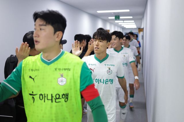 하마터면 대전하나행이 취소될 뻔 했던 수비수 김진야가 22일 K리그1 광주 원정경기에 앞서 라커룸을 나오며 코칭스태프와 손뼉을 치고 있다. 사진제공｜한국프로축구연맹