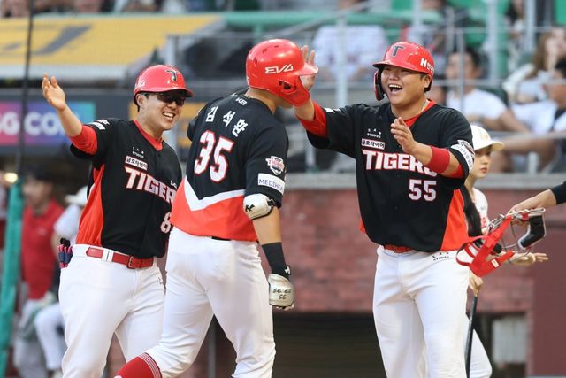 KIA 김석환(35번)은 22일 인천 SSG와 원정경기에서 8회초 대타로 출전해 결승 2점 홈런을 터트려 팀 6연승에 보탬이 됐다. 사진제공｜KIA 타이거즈