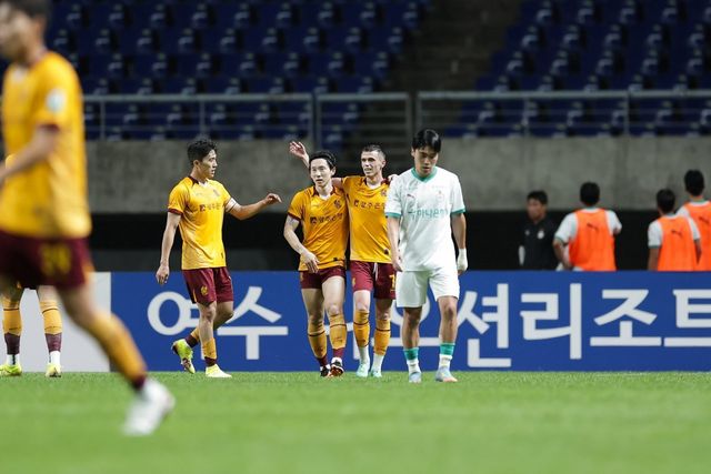 광주 아사니(가운데)가 22일 광주월드컵경기장에서 열린 대전하나와의 K리그1 홈경기에서 득점한 뒤 동료들과 기뻐하고 있다. 사진제공｜한국프로축구연맹