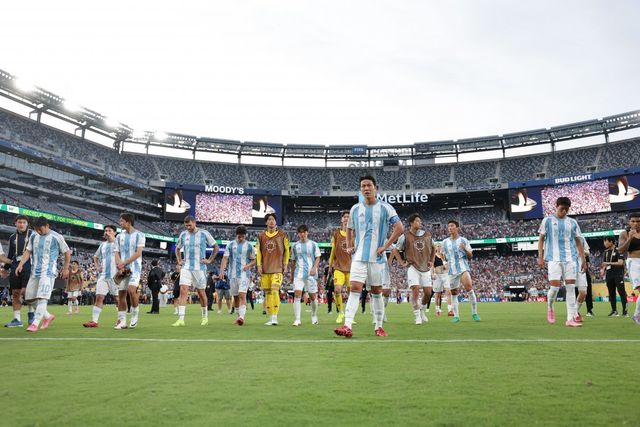 울산 선수들이 22일(한국시간) 미국 뉴저지 메트라이프 스타디움에서 열린 플루미넨시와 클럽월드컵 조별리그 F조 2차전에서 2-4로 패한 뒤 아쉬워하고 있다. 사진제공｜한국프로축구연맹
