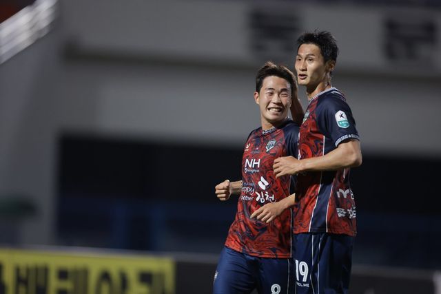 김천 이승원(왼쪽)이 22일 김천종합운동장에서 열린 FC안양과 K리그1 홈경기에서 후반 38분 선제 결승골을 넣고 박상혁과 기뻐하고 있다. 1-0으로 이긴 김천은 3위로 올라섰다. 사진제공│한국프로축구연맹