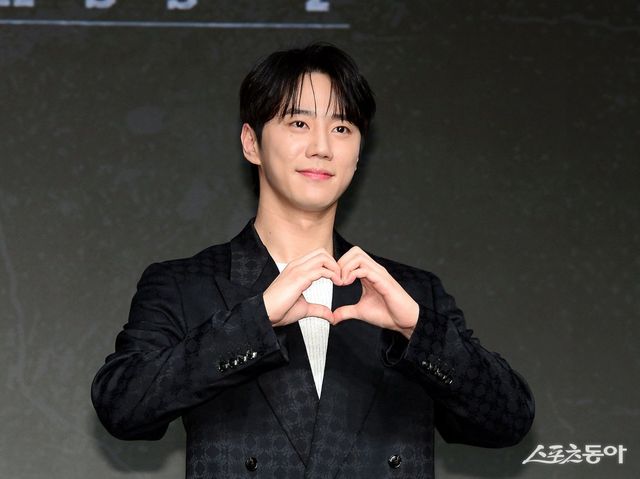 21일 서울 마포구 호텔 나루 엠갤러리에서 열린 넷플릭스 시리즈 ‘약한영웅 Class 2’ 제작발표회에 참석한 이준영이 카메라를 향해 포즈를 취하고 있다.