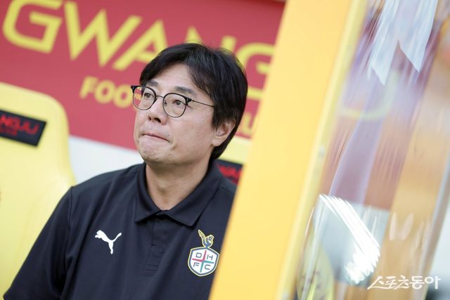 황선홍 대전하나 감독이 22일 광주월드컵경기장에서 열린 K리그1 광주 원정경기를 지켜보고 있다. 사진제공｜한국프로축구연맹