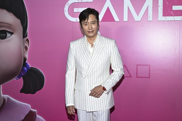 [뉴욕=AP/뉴시스] 배우 이병헌이 18일(현지 시간) 미국 뉴욕 플라자 호텔에서 열린 넷플릭스 시리즈 ‘오징어 게임’ 시즌3(오겜3) 시사회에 참석해 포즈를 취하고 있다. 2025.06.19.