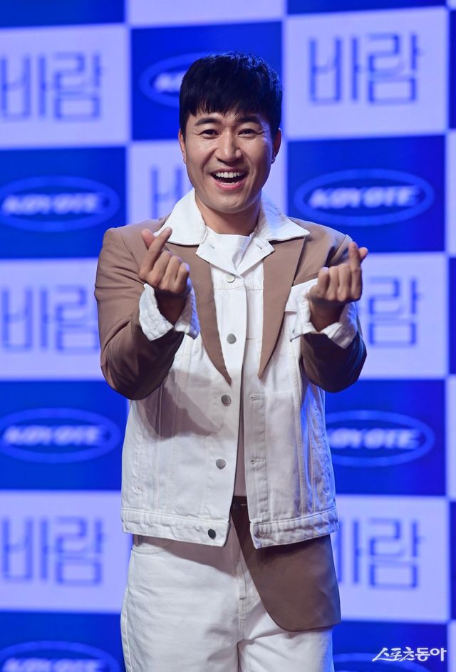 그룹 코요태 김종민이 12일 서울 강남구 청담동 일지아트홀에서 열린 신곡 ‘바람’ 발매 쇼케이스에서 포즈를 취하고 있다. 주현희 기자 teth1147@donga.com