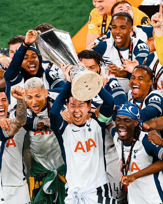 지난 시즌 스페인 빌바오에서 열린 UEFA 유로파리그 결승전에서 우승한 뒤 트로피 세리머니를 펼치는 토트넘 선수단의 즐거운 모습. 그러나 토마스 프랑크 감독이 지휘봉을 잡게 된 다음 시즌은 큰 폭의 변화가 불가피하다. 사진 속 모두가 함께 할 가능성은 몹시도 희박하다. 사진출처｜토트넘 홋스퍼 페이스북