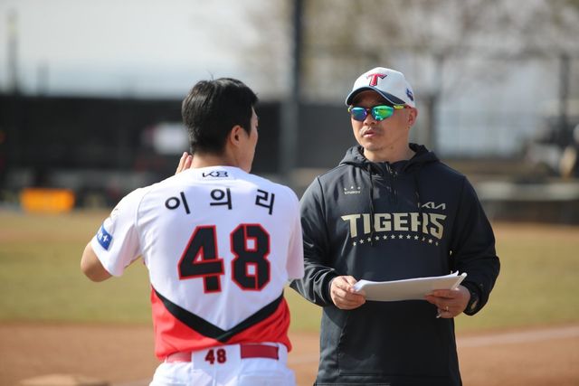 KIA 이의리(왼쪽)는 22일 함평 두산과 퓨처스(2군)리그에서 선발등판해 2이닝 1실점(무자책점)을 기록해 실전 감각을 끌어올렸다. 사진제공｜KIA 타이거즈