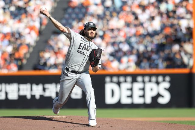 한화 코디 폰세가 22일 대전 한화생명볼파크에서 열린 키움전에 선발투수로 등판해 힘차게 공을 던지고 있다. 5.2이닝 2실점 투구를 기록한 폰세는 시즌 10번째 승리를 거두며 개막 10연승을 질주했다. 한화는 무패 행진을 거듭하는 폰세의 괴력투를 앞세워 정규시즌 반환점을 돈 시점에서도 단독 선두를 유지했다. 사진제공｜한화 이글스