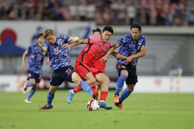 2022카타르월드컵에서 2골을 몰아치며 한국축구 최고 공격수 계보를 이어가게 된 조규성(오른쪽 2번째)은 3년 전 일본에서 개최된 E-1 챔피언십을 직접 경험했다. 사진제공｜대한축구협회