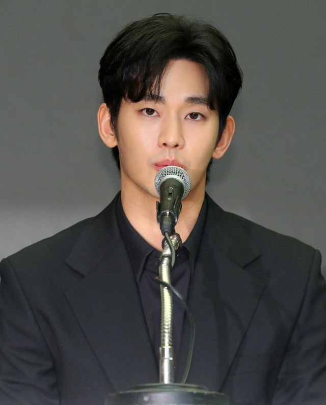 [서울=뉴시스] 김혜진 기자 = 배우 김수현이 31일 오후 서울 마포구 스탠포드호텔에서 기자회견을 열고 자신을 둘러싼 의혹에 대해 입장을 밝히고 있다. 2025.03.31. jini@newsis.com