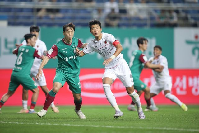 포항 전민광(오른쪽)은 주전 센터백으로서 팀의 후방을 든든히 지키고 있다. 수비력과 리더십을 고루 겸비한 그의 수비 노하우는 잔소리와 헌신이다. 포항은 전민광이 지금처럼 후배들에게 잔소리를 아끼지 않으면서, 팀을 향해 헌신하면 올해도 웃으면서 시즌을 마칠 수 있을 것이다. 사진제공│한국프로축구연맹