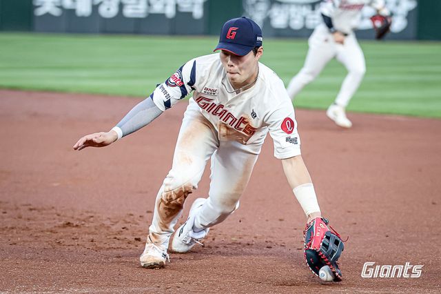 롯데 고승민이 1루 수비를 소화하고 있다. 고승민은 24일 나승엽의 콜업으로 다시 원래 자리인 2루로 돌아갈 수 있게 됐다. 사진제공｜롯데 자이언츠