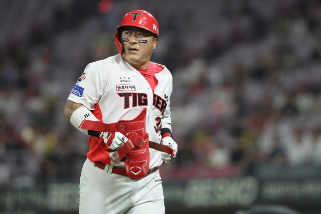 KIA 최형우는 팀 내 야수 중 최고참이지만, 변함없는 기량으로 보탬이 되고 있다. 팀은 부상자가 속출해 위기를 맞았지만, 베테랑 최형우의 활약으로 이를 극복하고 있다. 사진제공｜KIA 타이거즈