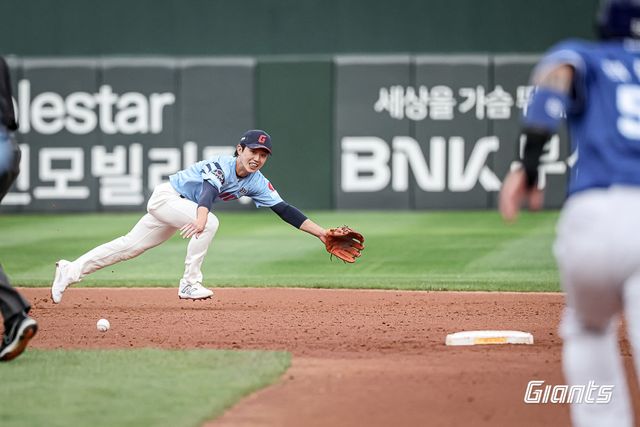 롯데 전민재가 22일 사직구장에서 열린 삼성과 홈경기 도중 유격수 방면으로 향한 타구를 잡기 위해 몸을 뻗고 있다. 사진제공｜롯데 자이언츠