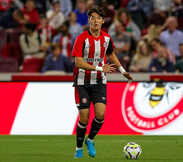 브렌트퍼드 센터백 김지수는 지난 3년동안 프로데뷔, EPL 진출과 데뷔 등을 잇달아 이뤄냈다. 유럽에서 좋은 축구를 접했다고 자신한 그는 반드시 유럽에서 살아남아 좋은 축구의 일원이 되겠다는 각오다. 사진출처│브렌트퍼드 홈페이지