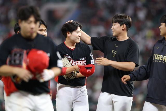 KIA 이호민(왼쪽 두 번째)은 22일 인천 SSG와 원정경기에서 0.2이닝 무실점으로 활약해 데뷔 3경기 만에 프로 첫 승을 챙겼다. 사진제공｜KIA 타이거즈