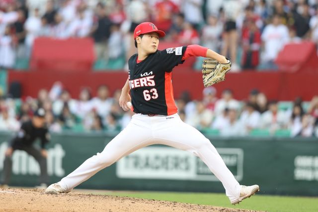 KIA 이호민은 22일 인천 SSG와 원정경기에서 0.2이닝 무실점으로 활약해 데뷔 3경기 만에 프로 첫 승을 챙겼다. 사진제공｜KIA 타이거즈