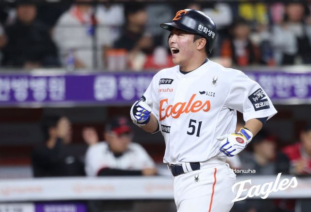 한화 문현빈은 ‘2025 신한 SOL 뱅크 KBO 올스타전’ 베스트12 투표에서 총점 ‘0.27’이 부족해 나눔 올스타 지명타자에 선정되지 못했다. 문현빈은 팬 투표에선 1위를 기록했지만, 선수단 투표에서 KIA 최형우에 밀려 2위를 마크했다. 김경문 한화 감독은 “더 잘해서 다음에 당당하게 되었으면 좋겠다”며 응원의 메시지를 보냈다. 사진제공｜한화 이글스