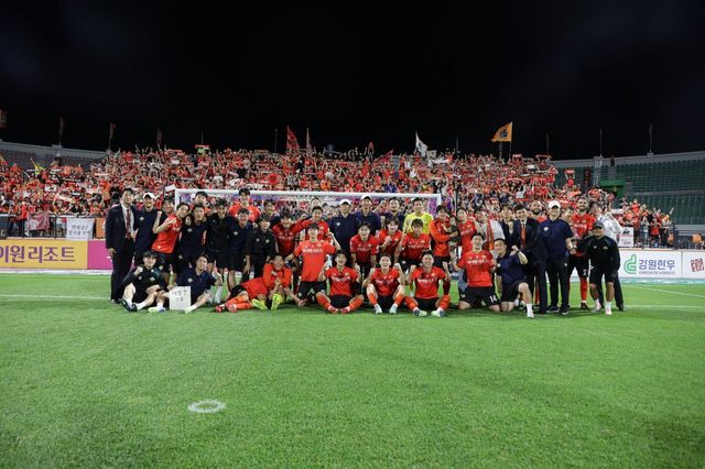 강원 선수들이 21일 강릉하이원아레나에서 열린 대구와 홈경기에서 3-0 승리를 거둔 뒤 기념촬영을 하고 있다. 사진제공｜한국프로축구연맹