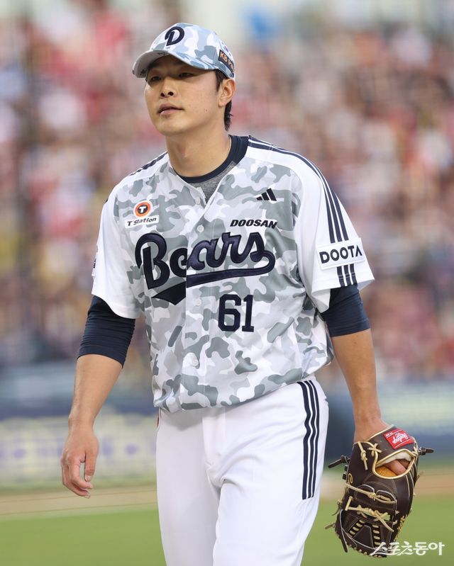 두산 최원준이 24일 잠실 SSG전 도중 손가락 피부가 벗겨져 교체됐다. 사진제공｜두산 베어스