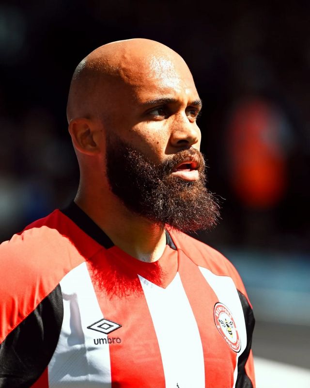 글로벌 스포츠 매체 ‘디 애슬레틱’은 24일(한국시간) “맨유는 브렌트퍼드(잉글랜드)의 간판 공격수 음뵈모 영입을 위해 6000만 파운드(약 1115억 원)에 달하는 조건을 브렌트퍼드제시했고, 선수 본인 역시 맨유행에 긍정적인 입장이다”고 밝혔다. 사진출처｜브렌트퍼드 페이스북