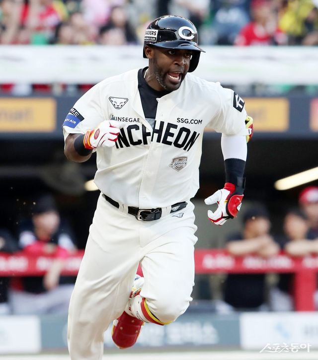 이숭용 SSG 감독은 24일 잠실 두산전을 앞두고 직전 경기에서 피치클록 제재를 받은 뒤 주심에게 감정을 드러냈던 외국인타자 기예르모의 행동을 지적했다. 사진제공｜SSG 랜더스