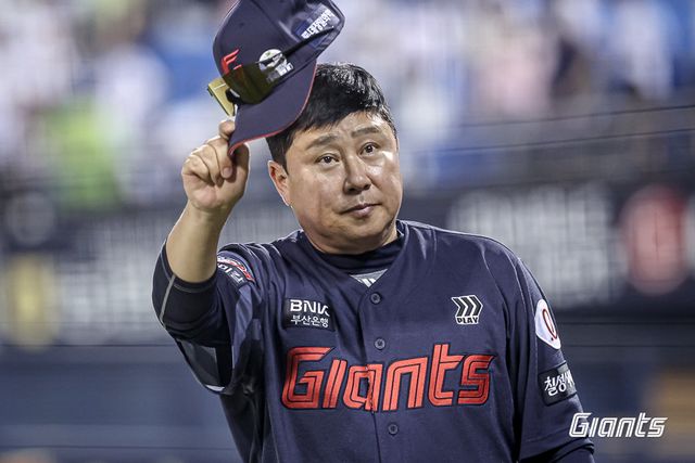 하늘은 롯데의 편일까. 24일 비로 경기를 하루 쉰 롯데가 같은 날 순위 경쟁 팀 LG의 패배로 2위와 격차를 0.5경기까지 좁혔다. 사진제공｜롯데 자이언츠