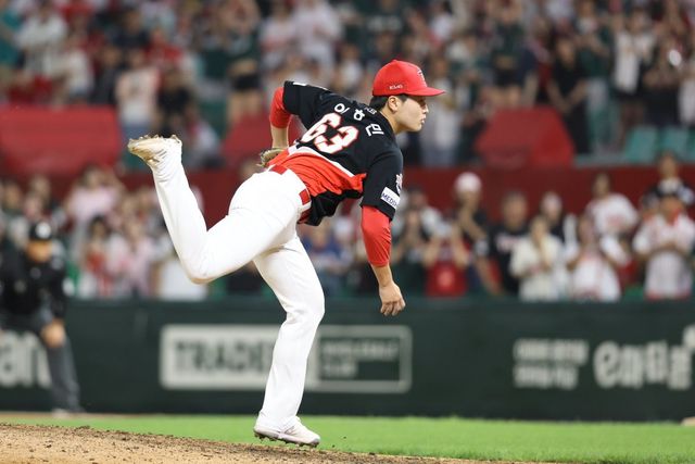 KIA 이호민은 22일 인천 SSG와 원정경기에서 0.2이닝 무실점으로 활약해 데뷔 3경기 만에 프로 첫 승을 챙겼다. 사진제공｜KIA 타이거즈